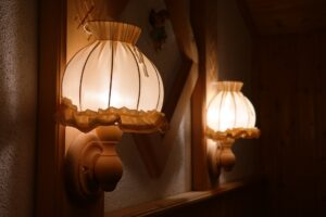 lamp 356421 1920 300x200 Oświetlenie w stylu nowojorskim – dlaczego warto postawić na kinkiety?